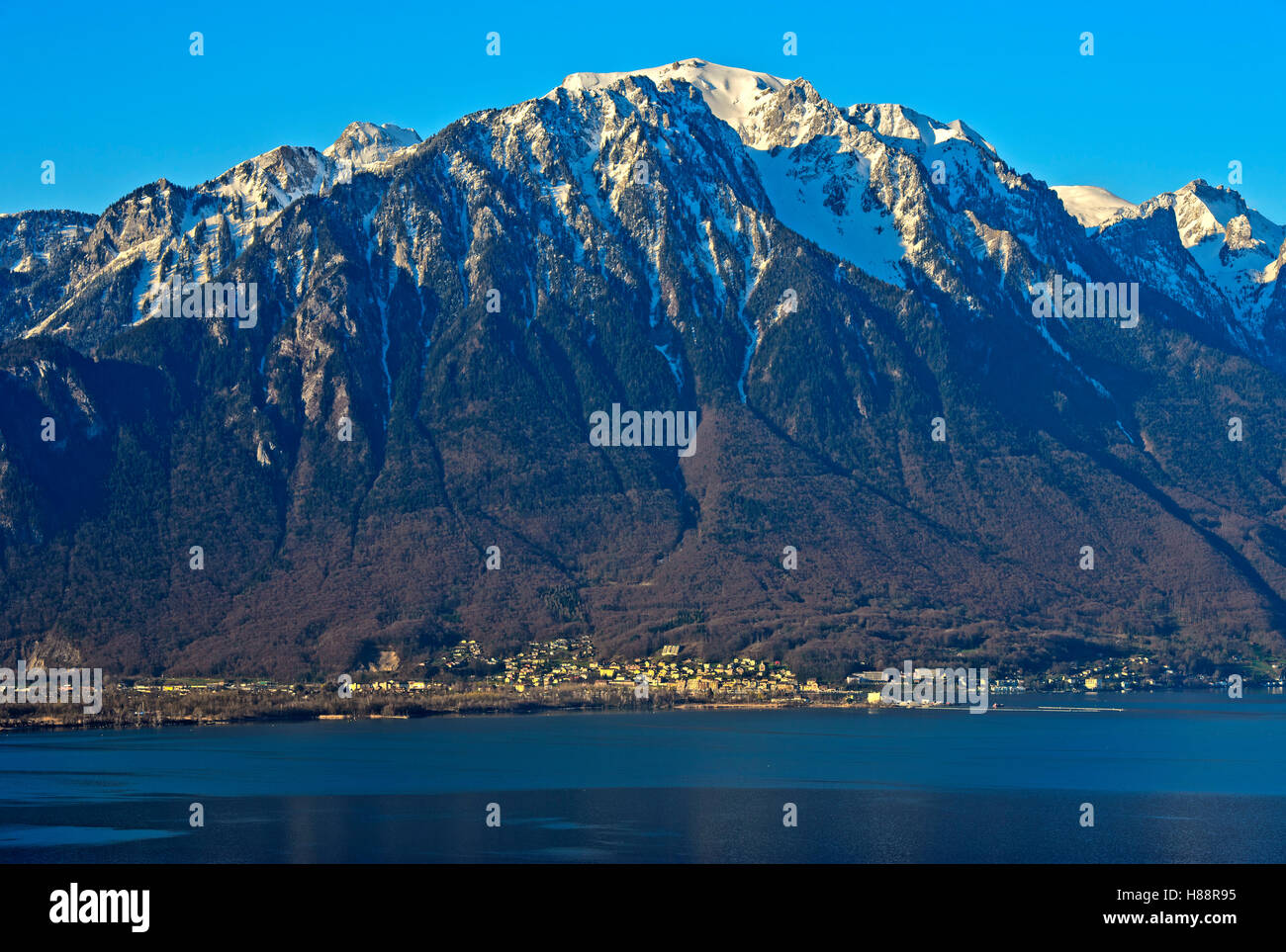 Grammont picco, neve, il lago di Ginevra, Chablais Alpi, Bouveret, Canton Vallese, Svizzera Foto Stock