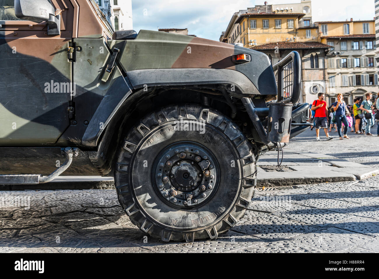 Mimetizzati estremità anteriore della jeep militari in piazza del Duomo di Firenze, Toscana, Italia Foto Stock