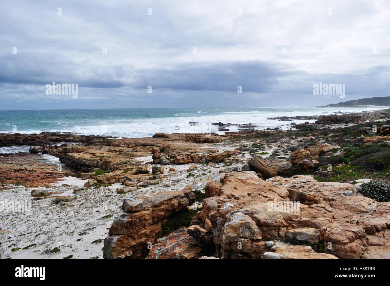 Il Sud Africa, alla guida del sud: vista panoramica della spiaggia rocciosa presso il Capo di Buona Speranza, roccioso promontorio sulla costa atlantica della penisola del Capo Foto Stock