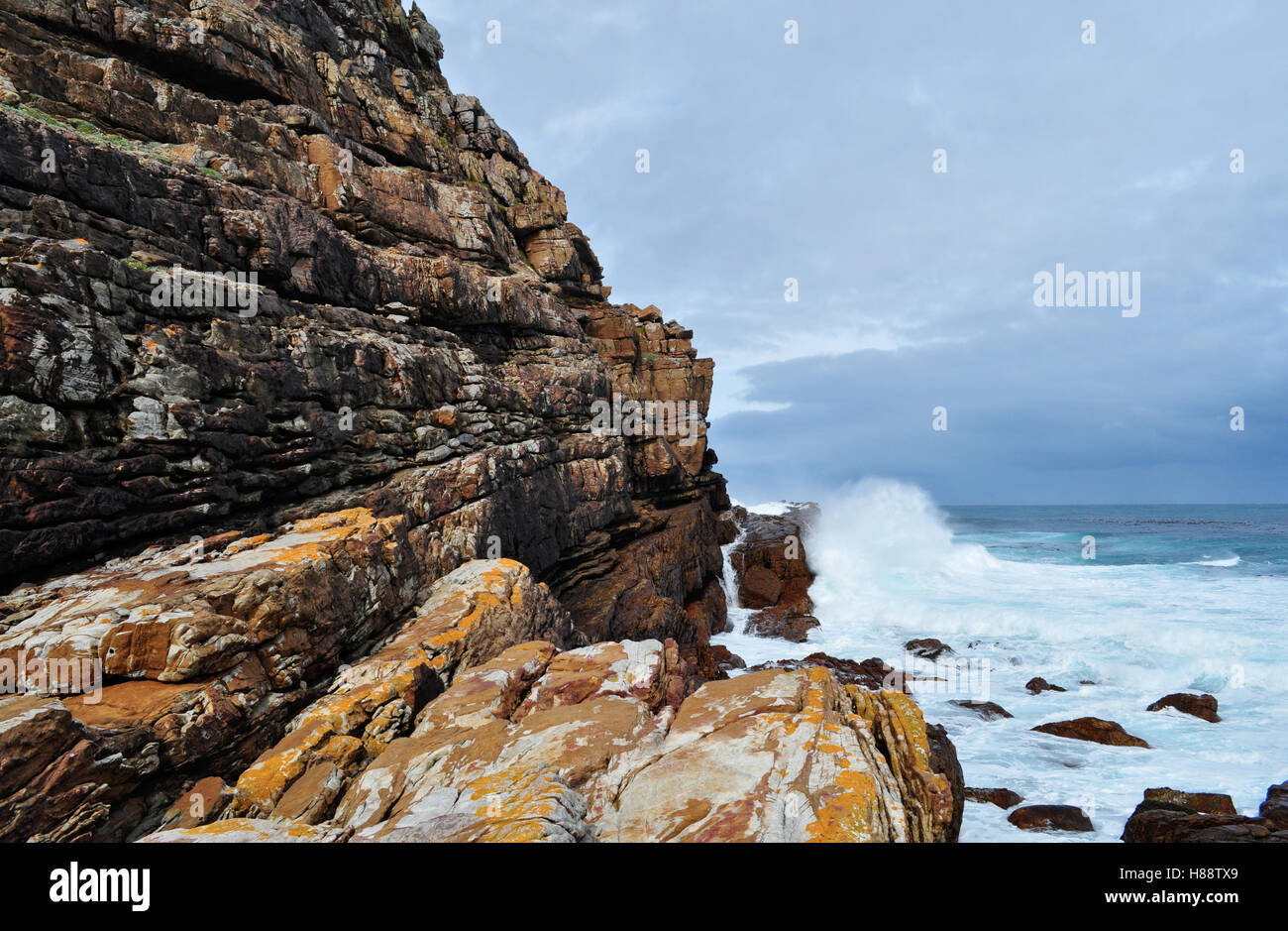 Il Sud Africa, alla guida del Sud: Oceano tempestoso e meteo presso la scogliera di Capo di Buona Speranza, roccioso promontorio sulla costa atlantica della penisola del Capo Foto Stock