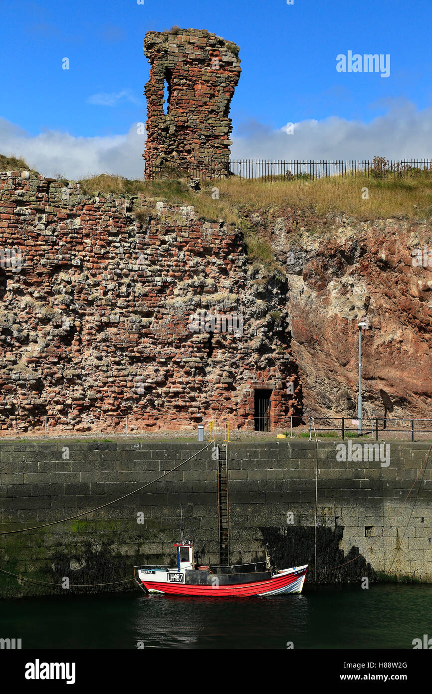 Dunbar harbour marina Quay e del castello di East Lothian in Scozia [PT] Foto Stock