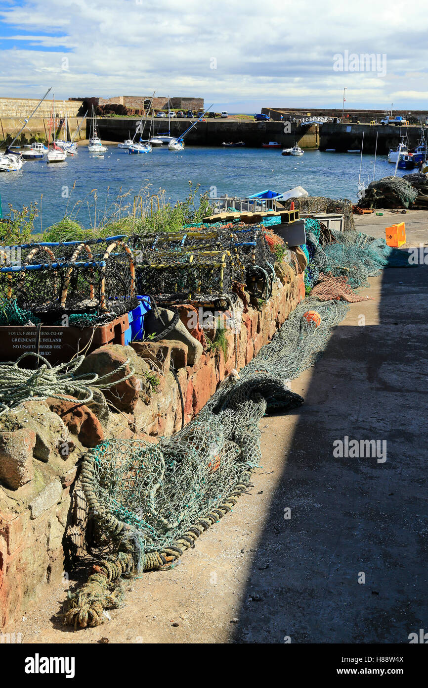 Dunbar harbour marina Quay e del castello di East Lothian in Scozia Foto Stock