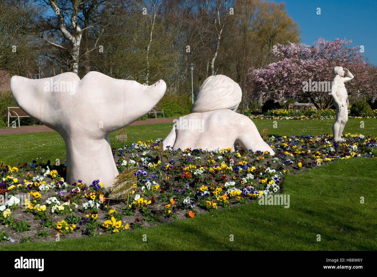 In primavera i giardini del centro termale del Mar Baltico località di Eckernfoerde, Schleswig-Holstein Foto Stock