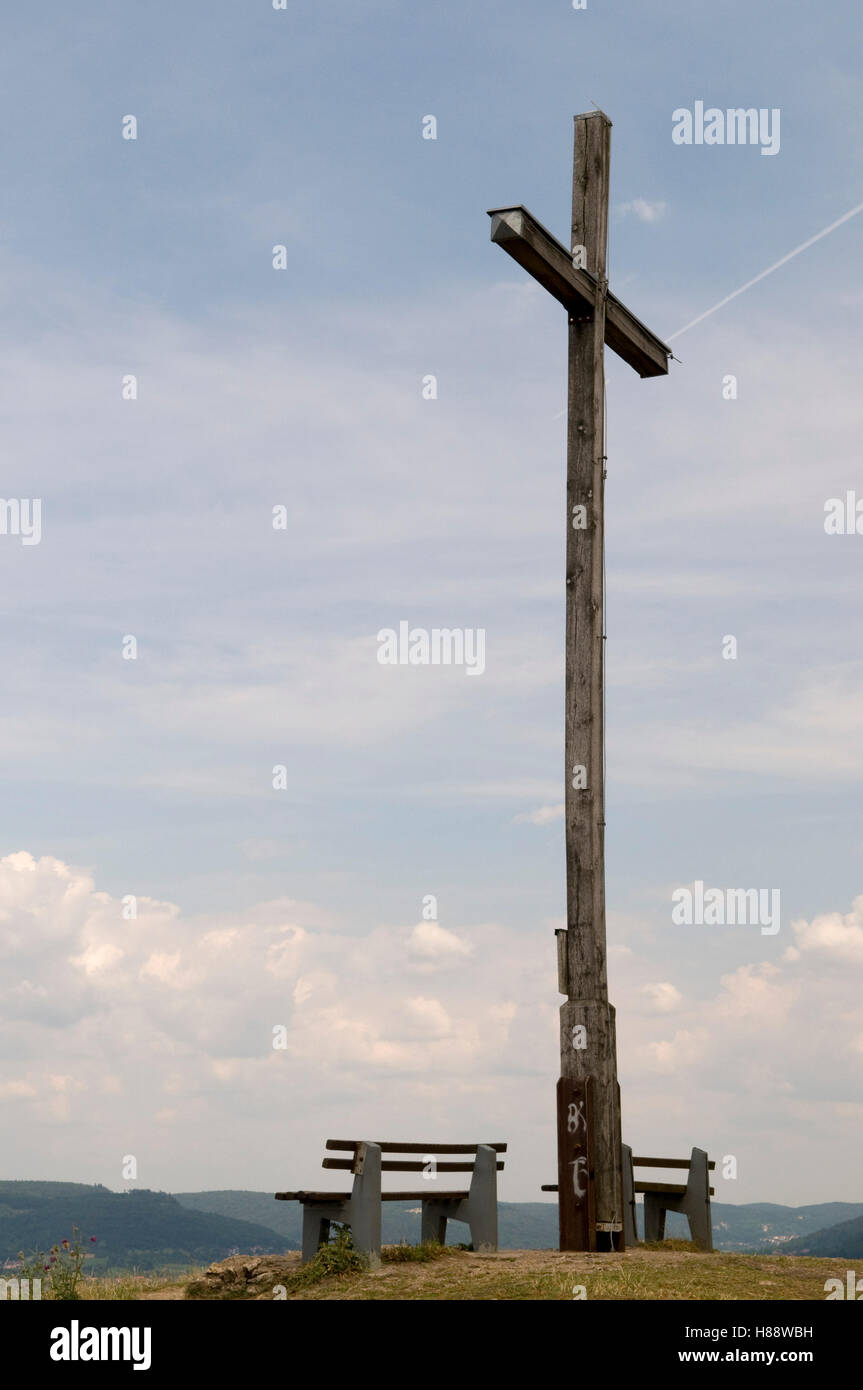 Punto panoramico con una croce sul Walberla altipiano, Kirchehrenbach, Svizzera della Franconia, Franconia, Bavaria Foto Stock