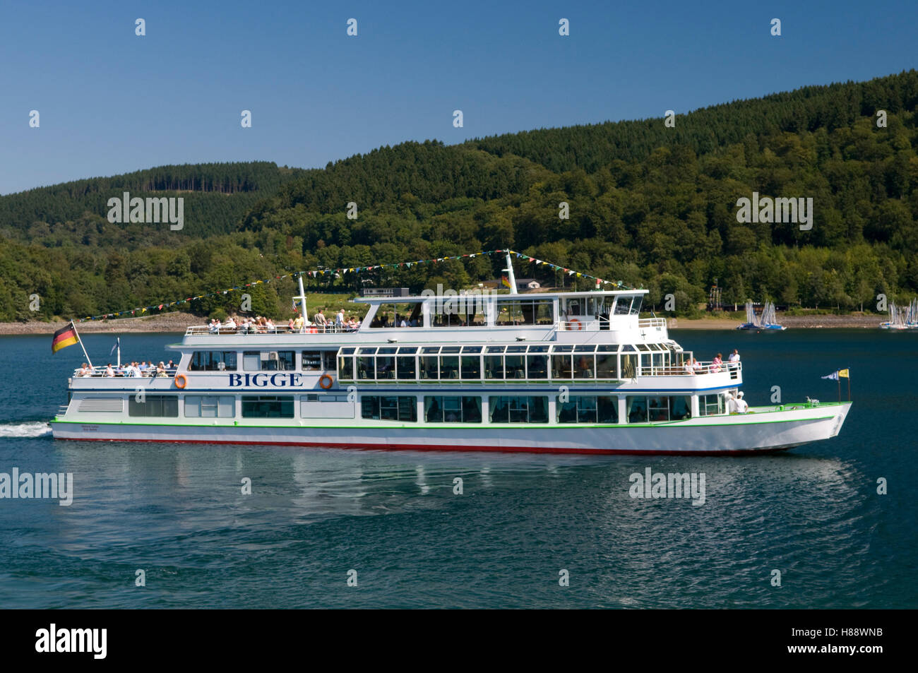 Nave passeggeri sul serbatoio Biggesee vicino Olpe, Naturpark Ebbegebirge Nature Preserve, regione di Sauerland Foto Stock