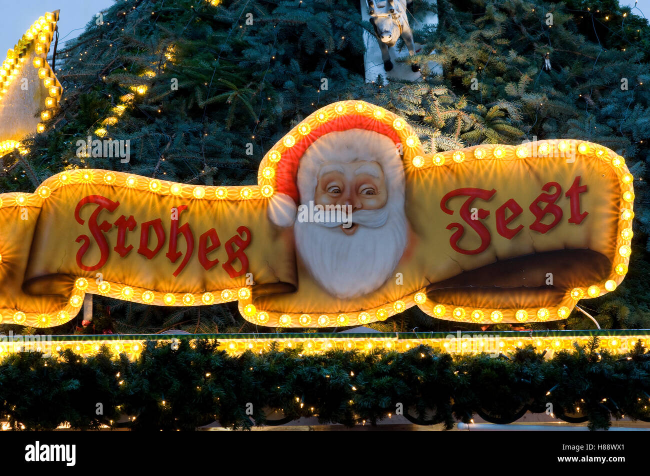 Cartello con la dicitura "Frohes Fest', Buon Natale, il mercatino di Natale di Dortmund, Ruhrgebiet area, Renania settentrionale-Vestfalia Foto Stock