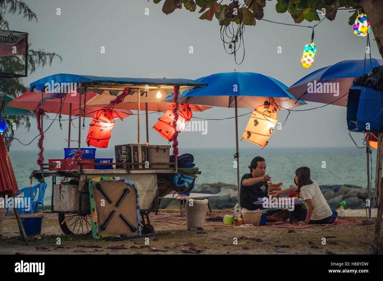 Popolo Thai godere di una cena sulla spiaggia in Rayong Thailandia Foto Stock