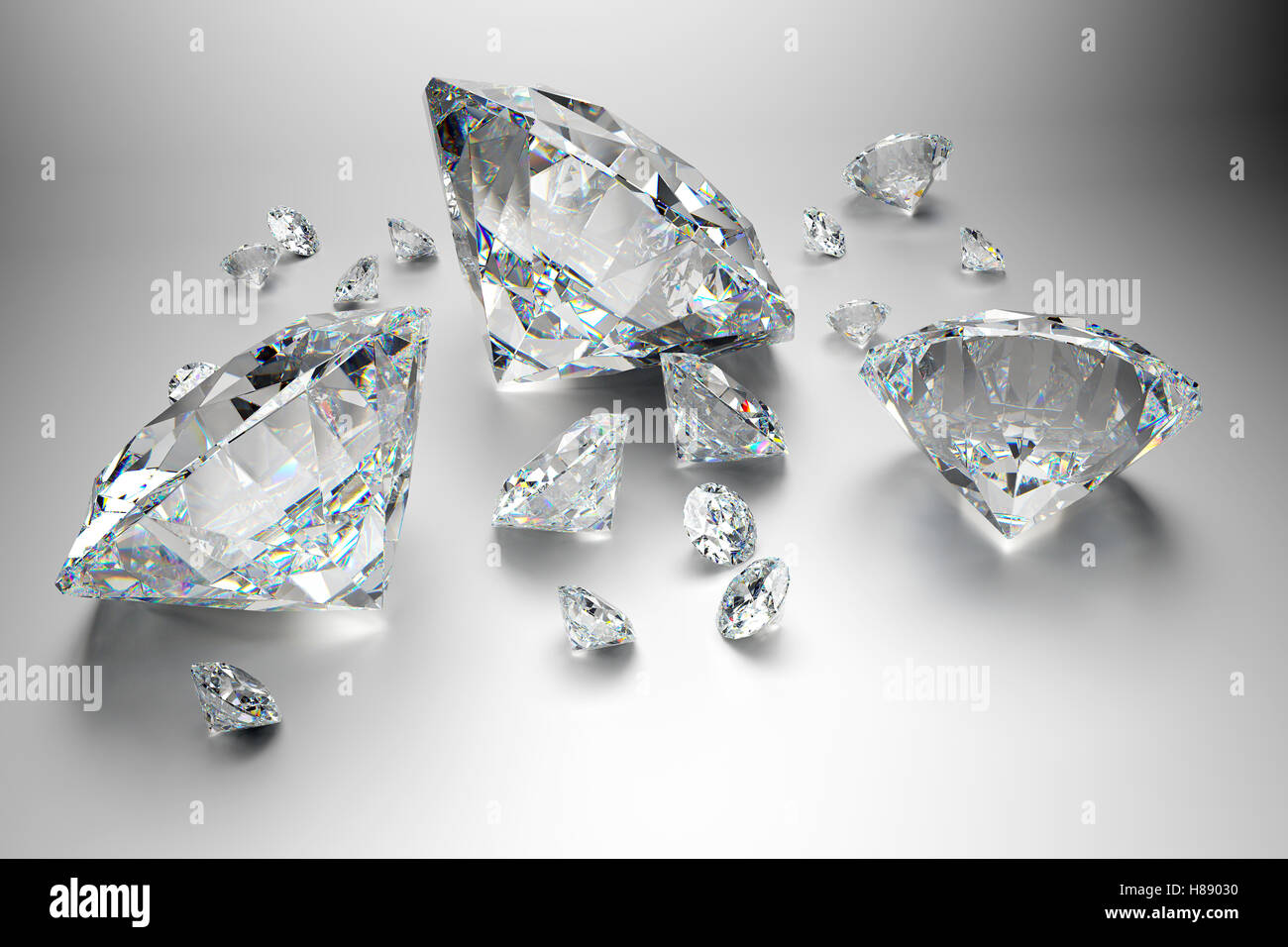 Gruppo di diamanti su sfondo grigio Foto Stock
