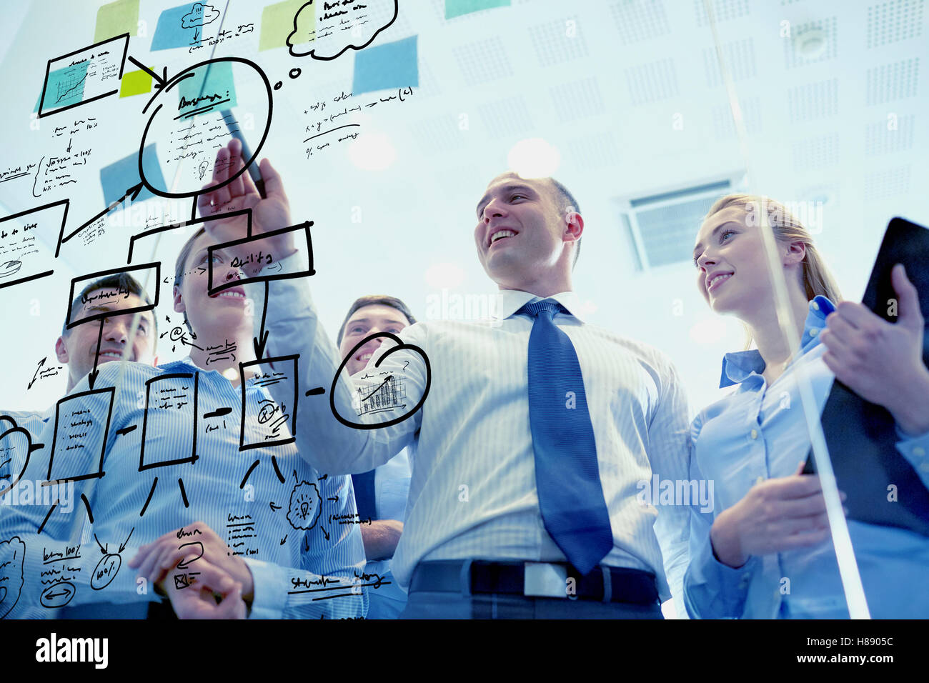 Sorridente la gente di affari con un pennarello e adesivi Foto Stock