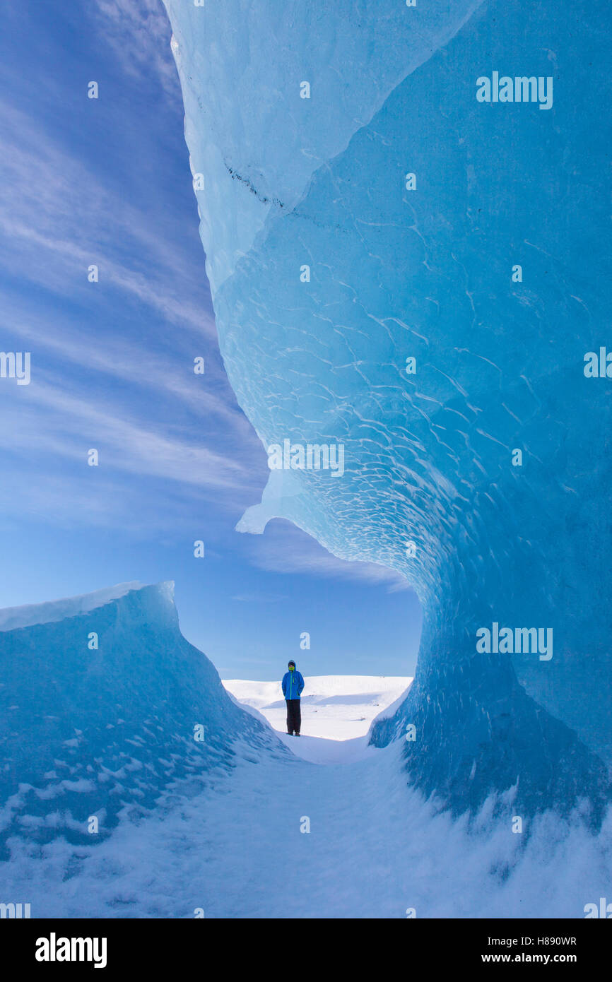 Turistica e la formazione di ghiaccio nel ghiacciaio Fjallsárlón Laguna, lago glaciale in inverno, Islanda Foto Stock