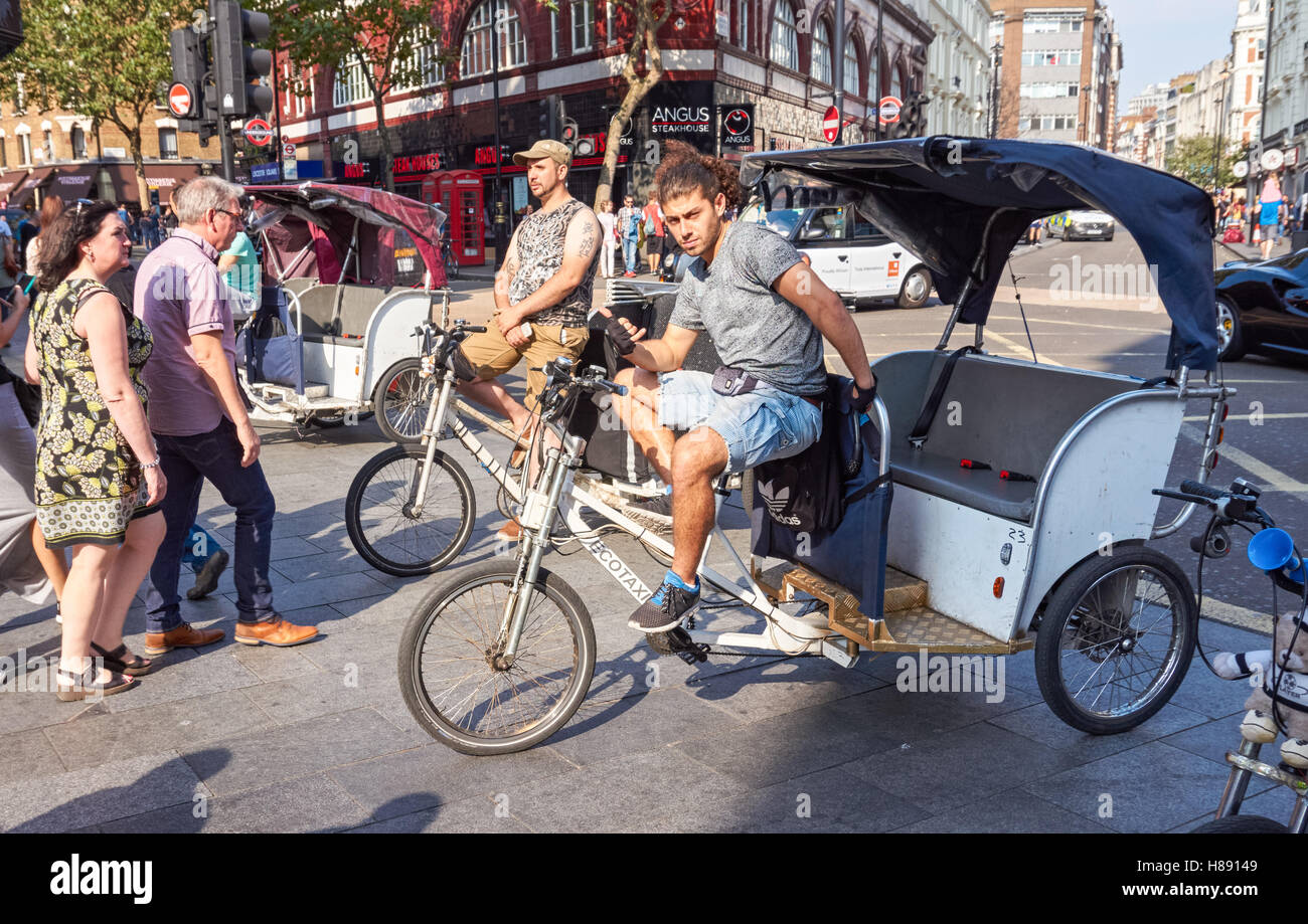 Gli autisti di risciò o risciò aspettano i turisti a Leicester Square a Londra, Inghilterra, Regno Unito e Regno Unito Foto Stock