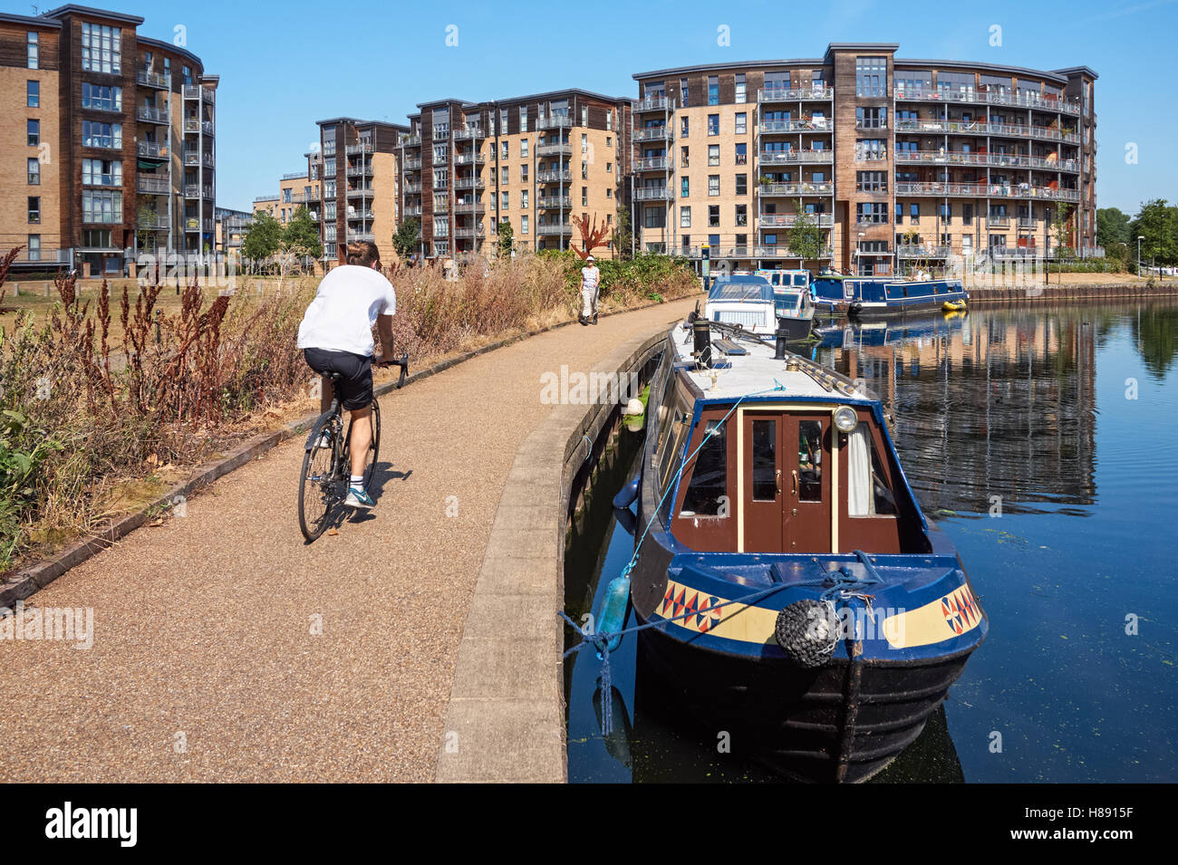 Alloggiamento moderno lungo il fiume Lea in London, England Regno Unito Regno Unito Foto Stock Alloggiamento moderno lungo il fiume Lea in London, England Regno Unito Regno Unito Foto Stock