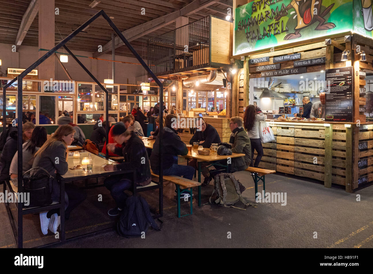 Si spegne al street market alimentare Papiroen (Carta Isola) a Copenhagen, Danimarca Foto Stock