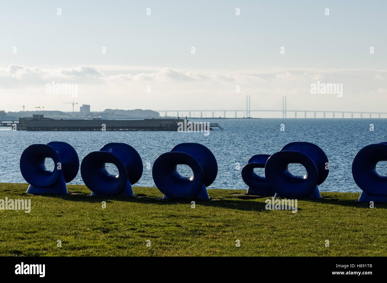 Vista dell'Oresund stretto con Ribersborg open-air bath e Oresund Bridge in background, Malmo, Svezia Foto Stock