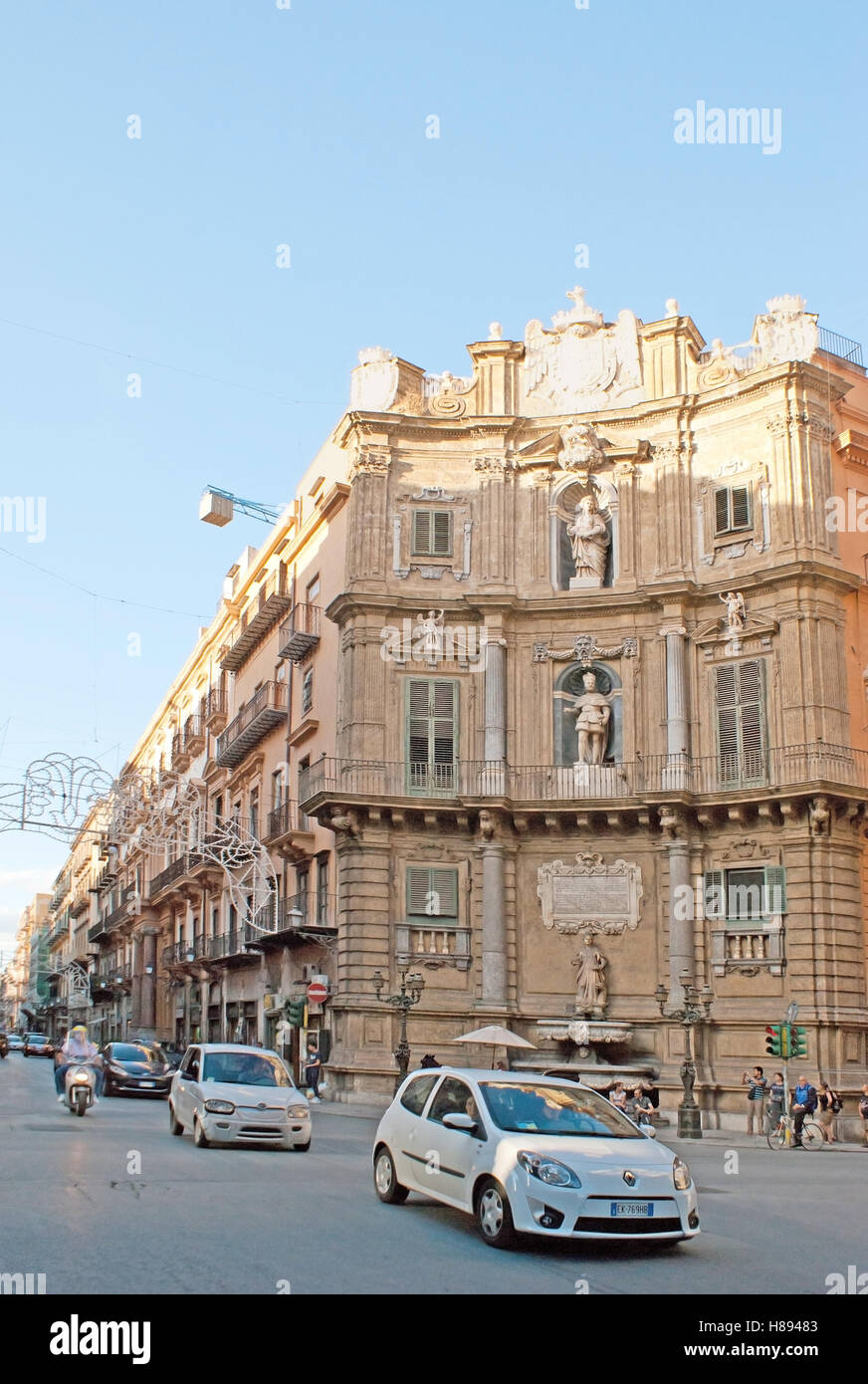 La facciata ad angolo del palazzo, situato in Piazza Vigliena, denominata anche come quattro angoli Square, Palermo, Sicilia Foto Stock