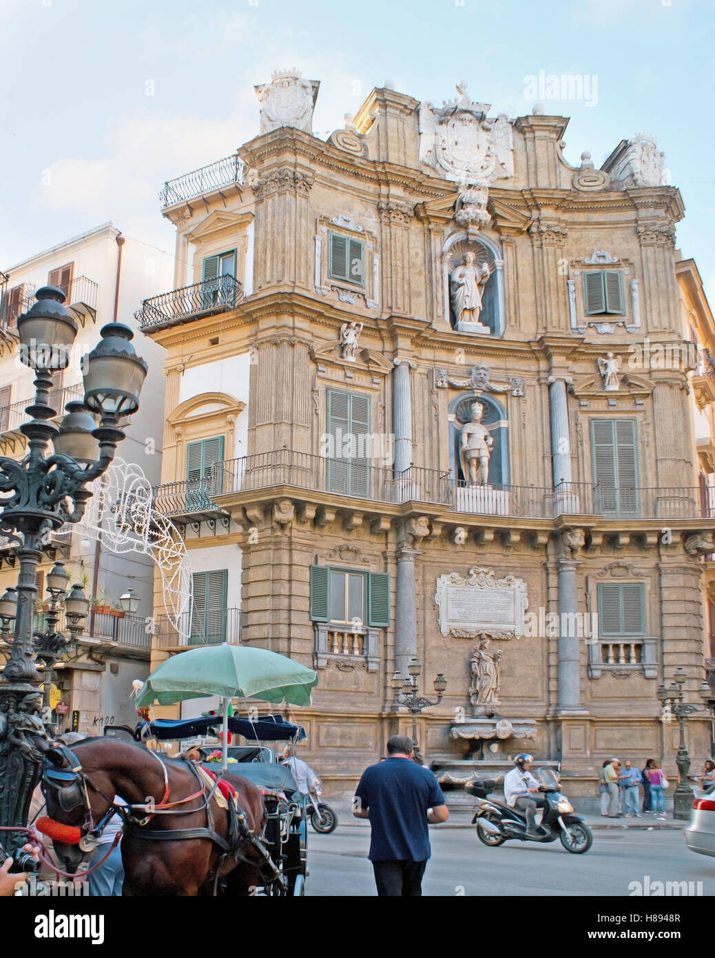 L'angolo scenico facciata di uno dei quattro palazzi di Piazza Vigliena (Quatro Canti) decorato con sculture, Palermo, Sicilia Foto Stock