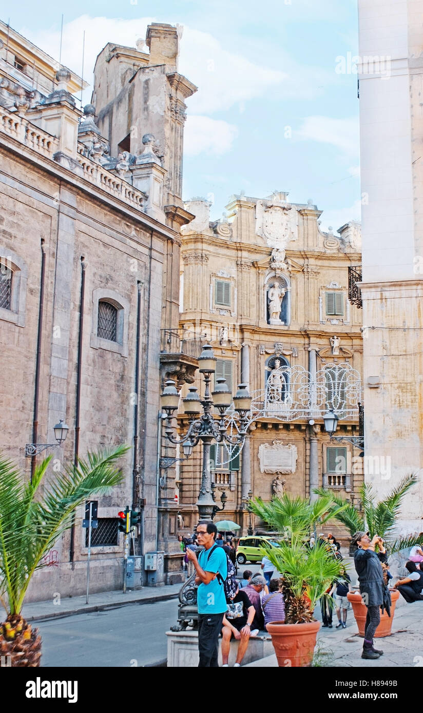 La vista sul palazzo in piazza Vigliena, famosa anche come i quattro Coners (Quatro Canti) da Piazza Pretoria, Palermo, Sicilia Foto Stock