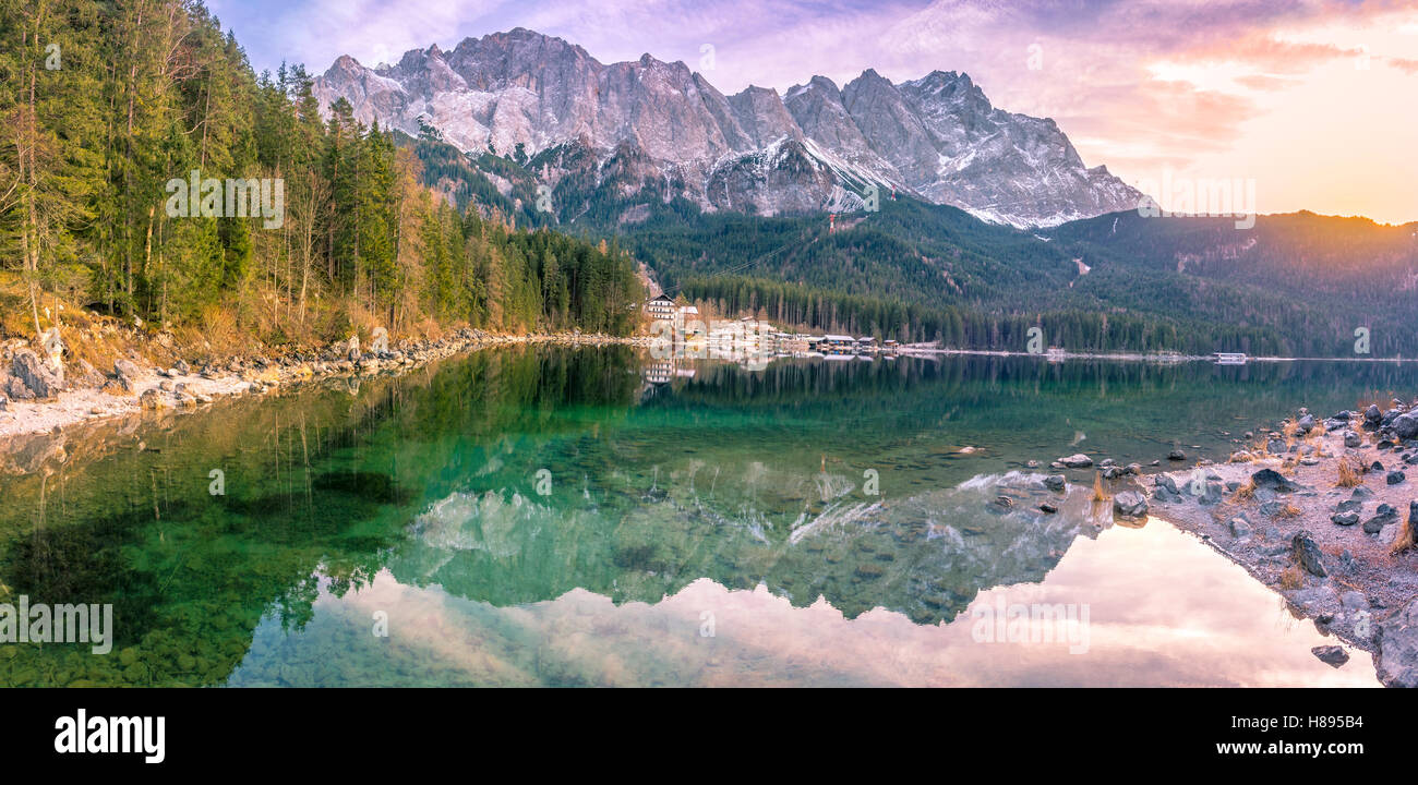 Le Alpi si riflette in acqua al tramonto Foto Stock