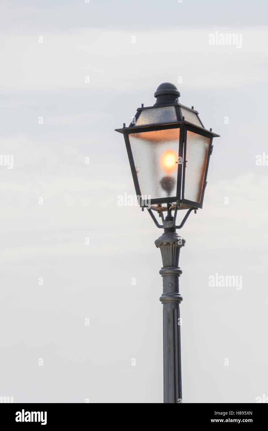 Vintage, old street lampada in stile classico, realizzato in ghisa e o metallo Foto Stock