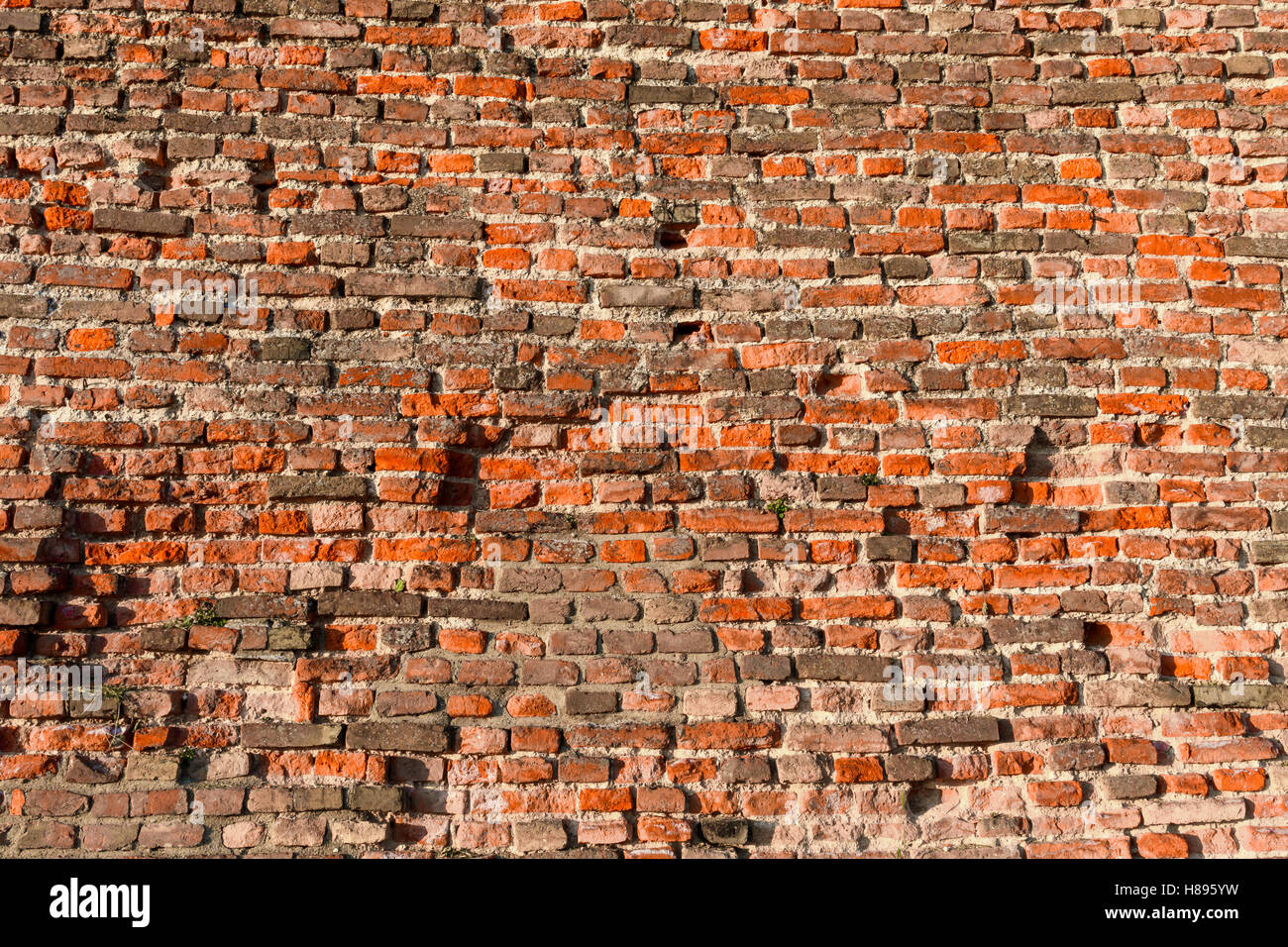 Rosso vecchio muro di mattoni con segni di usura e di rottura come immagine di sfondo Foto Stock