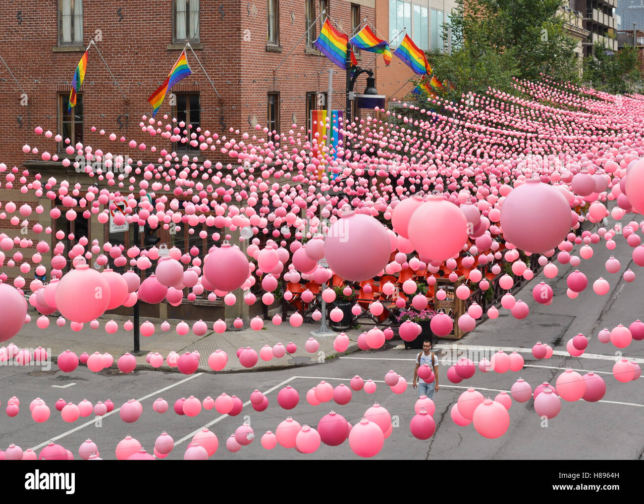 Montreal gay village - Sainte Catherine Street 'pink balls" (Le Projet de Boules Rose), Montreal, Canada Foto Stock