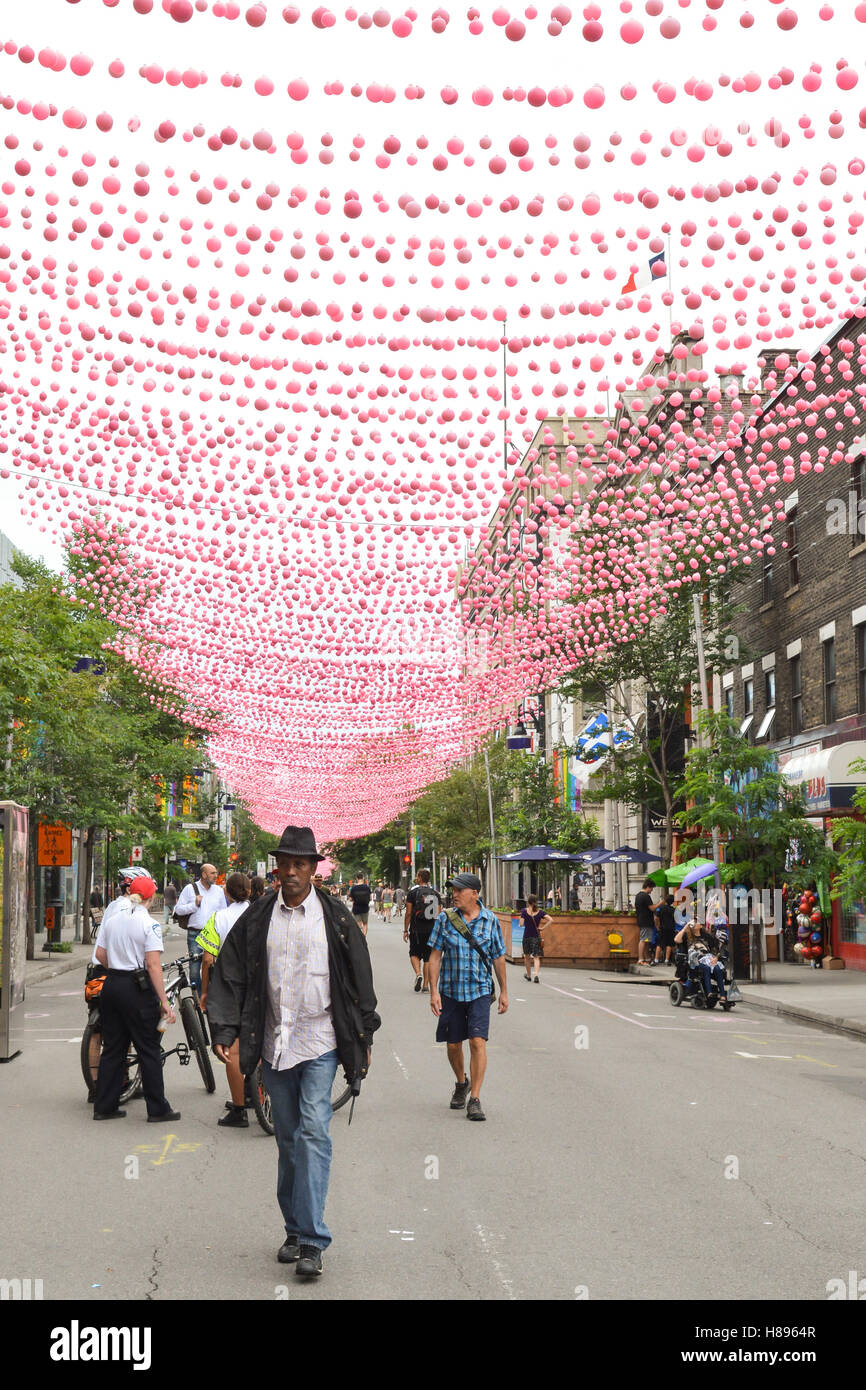Montreal gay village - Sainte Catherine Street 'pink balls" (Le Projet de Boules Rose), Montreal, Canada Foto Stock