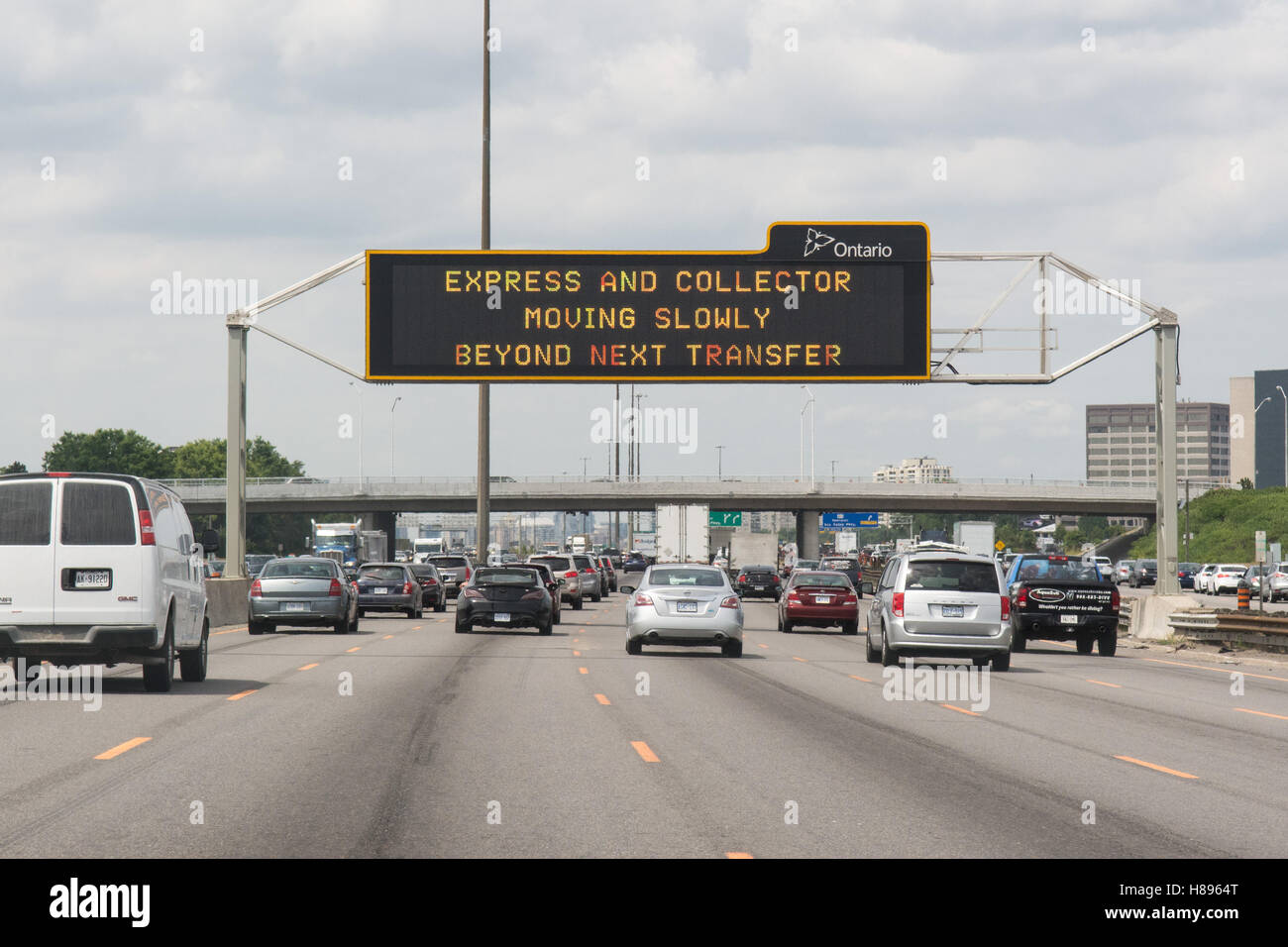 Autostrada 401 autostrada elettronica segno express e corsie di collettore di informazioni, Toronto, Ontario, Canada Foto Stock