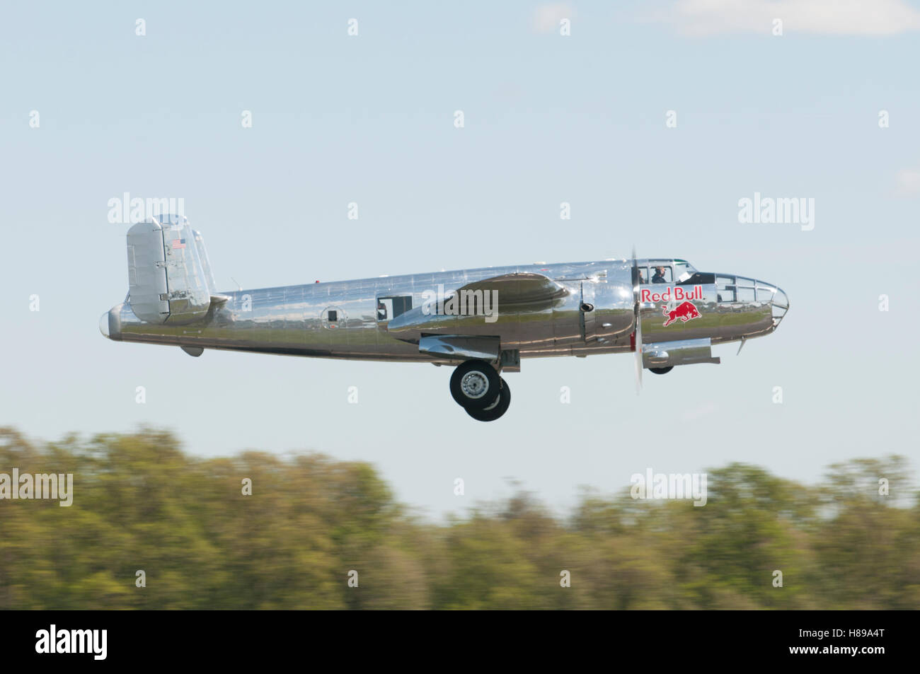 Maribor, Slovenia - 16 Aprile 2016: B-25 Mitchell WWII bombardiere, parte della Red Bull team display Flying tori a mostrare Foto Stock