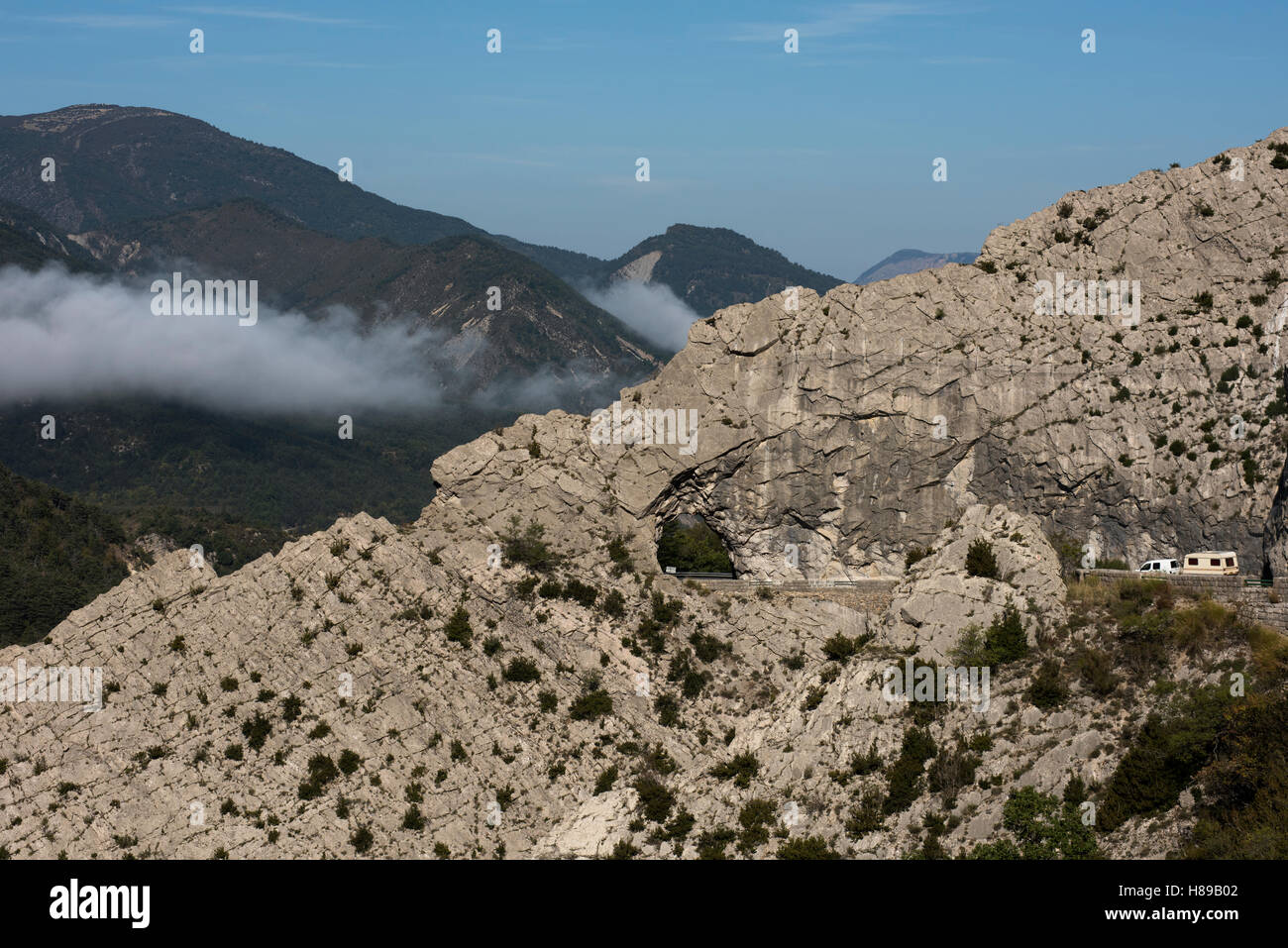 Indizio de la Roche vicino Senez in Haute Alpes, Francia. Settembre 2016 Il percorso Napoleone N 4085 a nord di Castellane Foto Stock