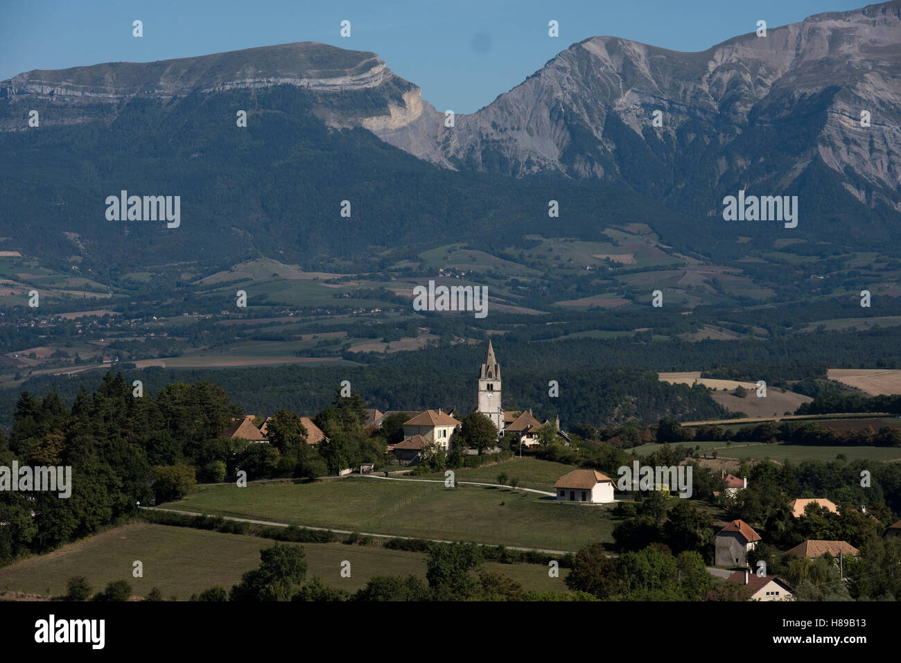 St Bonnet sulla rotta Napoleone in Haute Alpes dipartimento Francia guardando verso il Massif du Pelvoux. Settembre 2016. Foto Stock