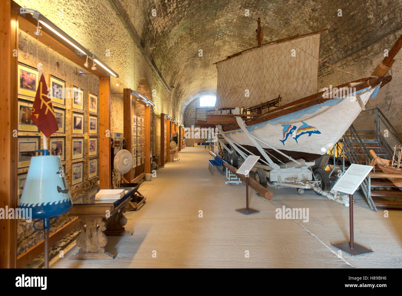 La Grecia, Creta, Chania, Porto Veneziano, Moro cantiere all'estremità orientale del porto, antica architettura navale Raccolta e Minoan Replica della nave Foto Stock