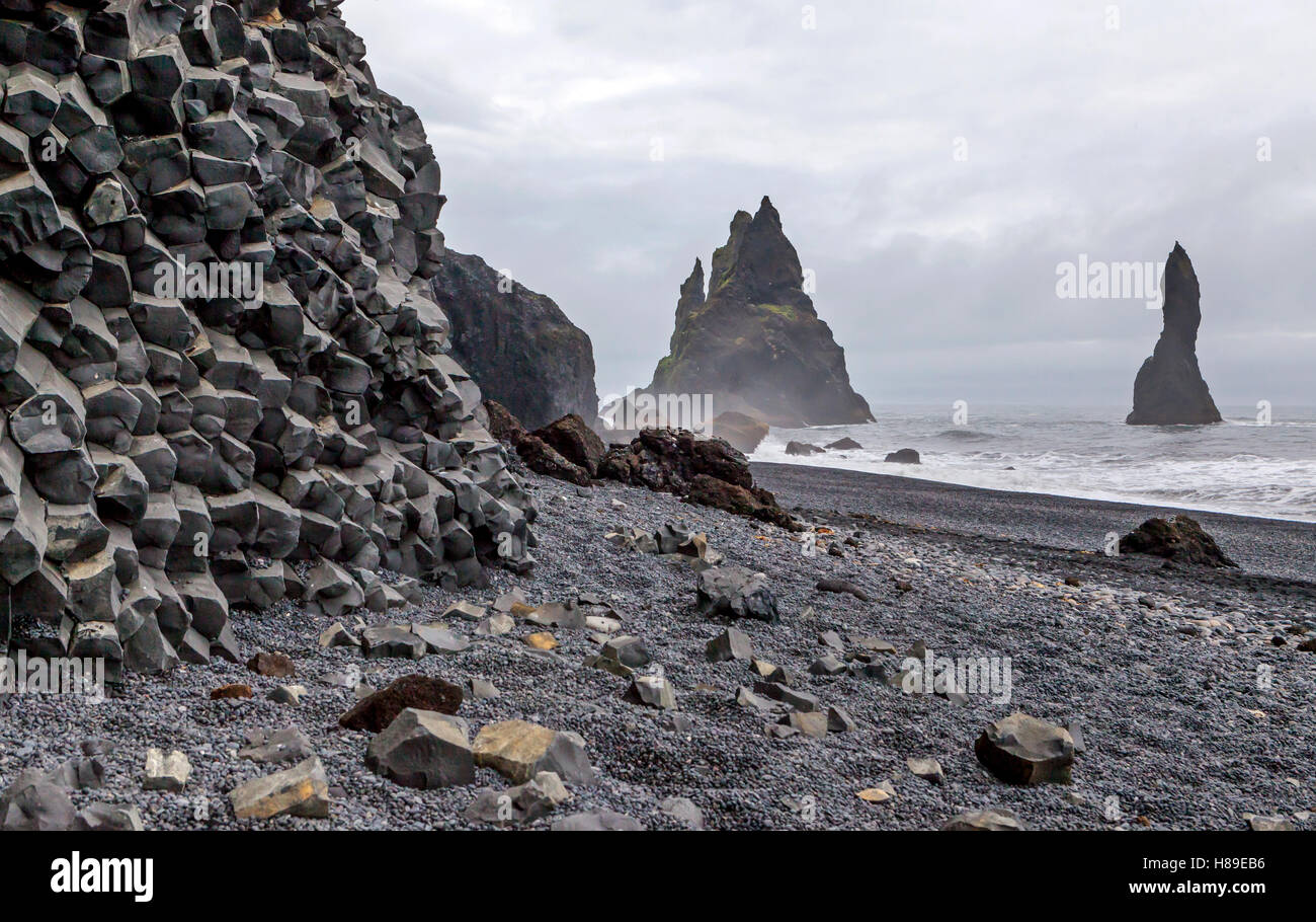 La spiaggia di sabbia nera a Reynisfjara, Islanda. Foto Stock