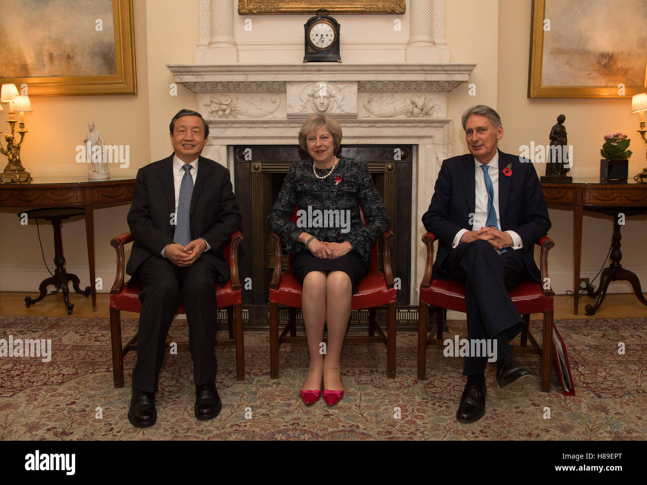 Il primo ministro Theresa Maggio e il Cancelliere Philip Hammond salutare la Cina del Vice Premier Ma Kai (sinistra) a 10 Downing Street a Londra come il governo eserciti colloqui volti a potenziare la Pechino di investimento nel Regno Unito di infrastruttura. Foto Stock