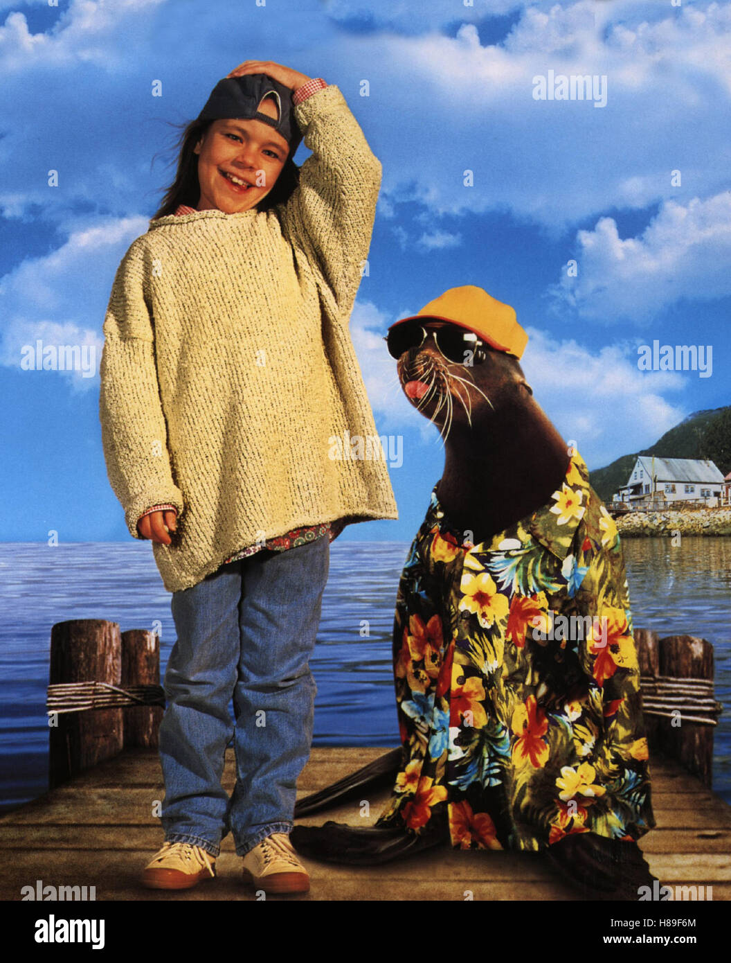 André - Die kleine Robbe, (ANDRÉ) USA 1994, Regie: George Miller, TINA MAJORINO und André, Stichwort: Badegast, Badehose, Sonnenbrille, Sonnenhut, Seehund, livello, Tipo, Badesteg, Meer Foto Stock