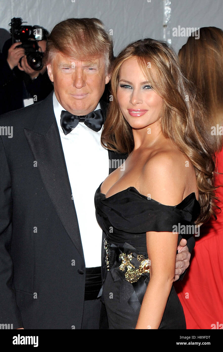 Donald Trump e Melania Trump raffigurato all 'il modello come Muse: incorporante moda' Costume Institute Gala - arrivi al Metropolitan Museum of Art di New York City il 4 maggio 2009. © RD / MediaPunch Foto Stock