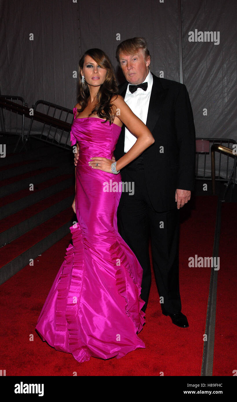 Donald Trump e Melania Trump foto di uscire il 'Superheroes: Moda e fantasia' Costume Institute Gala al Metropolitan Museum of Art di New York City, 5 maggio 2008. © RD / MediaPunch Foto Stock