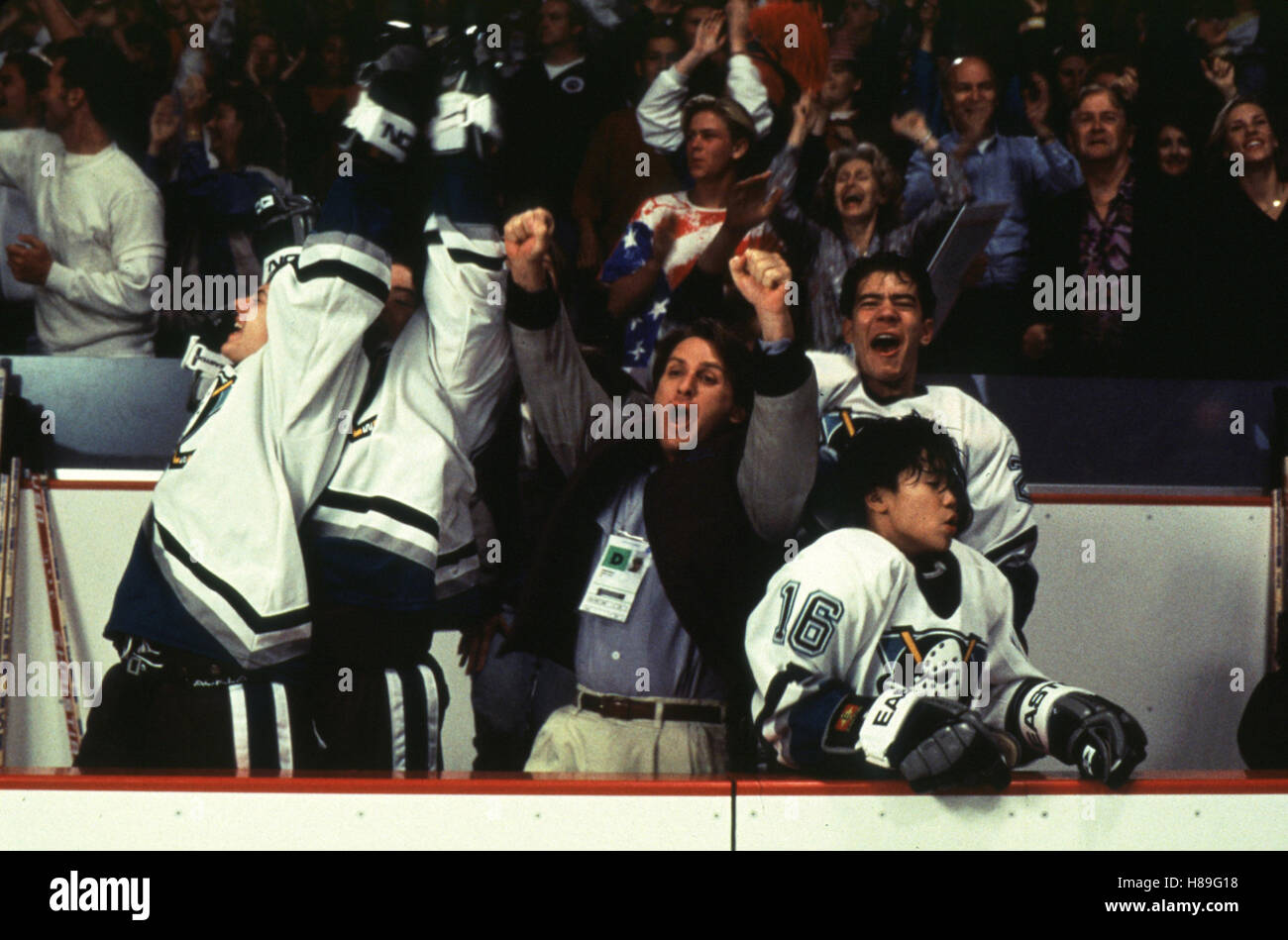 Mighty Ducks II - Das Superteam kehrt zurück, (D2 - il Mighty Ducks) USA 1994, Regie: Sam Weisman, Emilio Estevez (mi), Stichwort: Eishockey, Spieler, Tribüne, Jubel Foto Stock