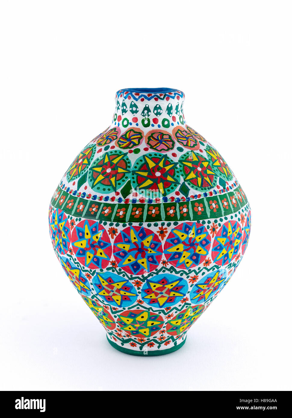 Un egiziano colorato decorato vaso in ceramica (in arabo: Kolla) fatti di argilla, una delle più antiche abitudini degli antichi egizi Foto Stock