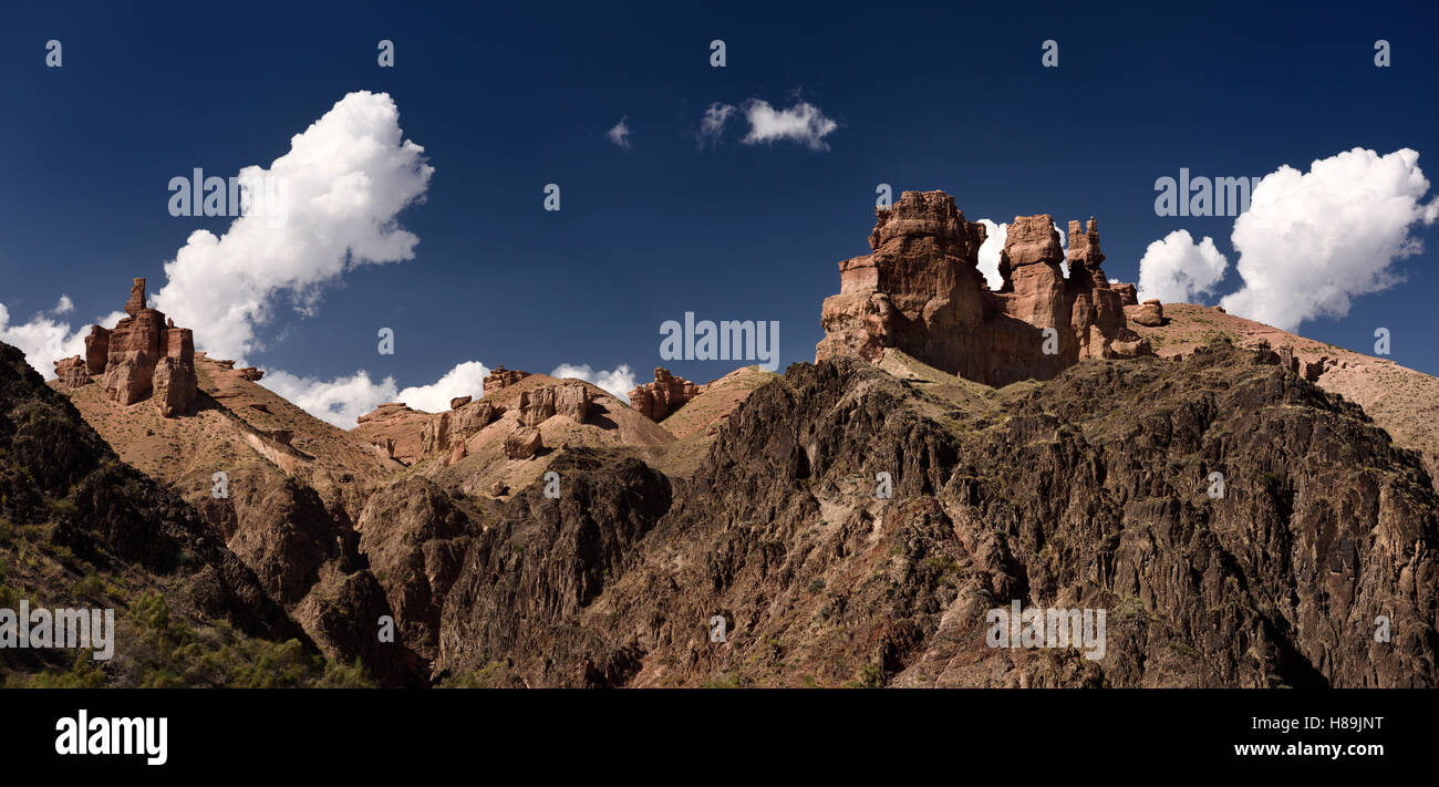 Panorama di pietra arenaria rossa picchi dalla Charyn canyon del fiume Parco Eco Kazakistan Foto Stock