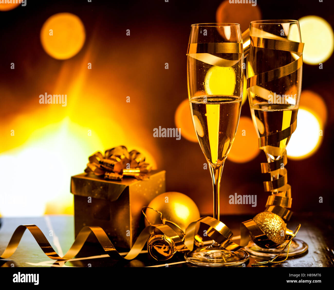 Bicchieri di champagne sulla vacanza frizzante sfondo Foto Stock