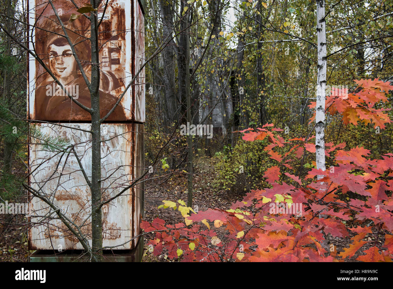 Un residuo pilastro della pubblicità dai sovietici in mezzo agli abbandonati, città ricoperta di Pripjat. Chernobyl Zona di esclusione, Ucraina. Foto Stock