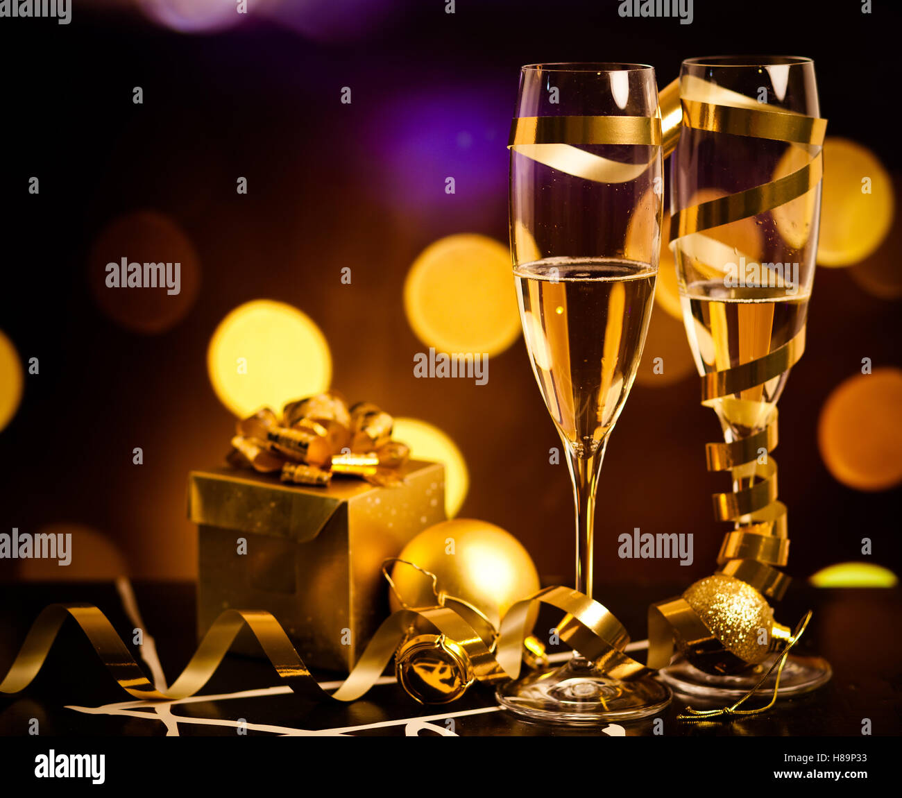Bicchieri di champagne sulla vacanza frizzante sfondo Foto Stock