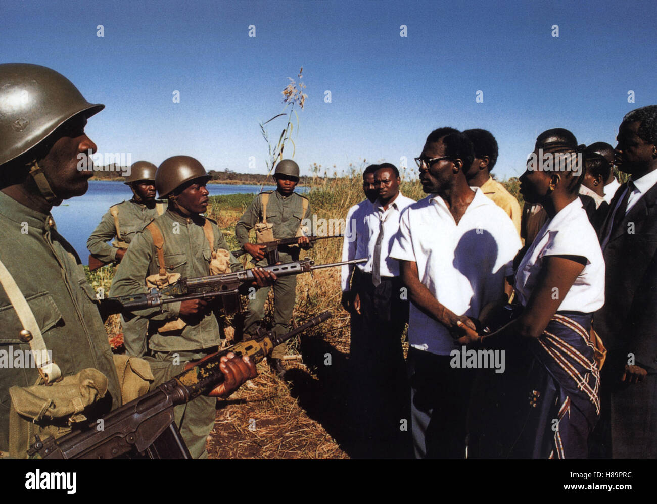 Lumumba, (LUMUMBA) F-BEL-D-HAI 2000, Regie: Raoul Peck, ERIQ EBOUANEY, MARIAM KABA (RE), Chiave: Soldaten, Waffen, Gewehr Foto Stock