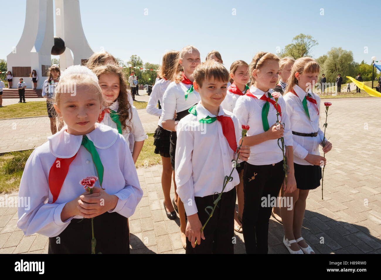 Dobrush (regione di Gomel), Bielorussia - 9 Maggio 2014: Non identificato gli scolari bielorussi congratularmi con i veterani del giorno della vittoria: p Foto Stock