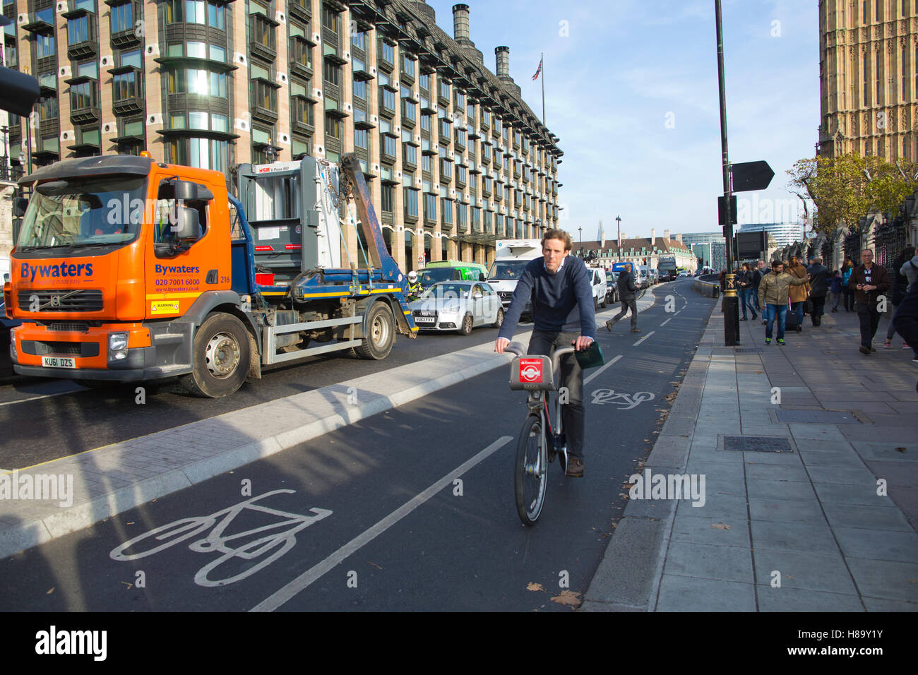 Ciclo segregata lane, sul percorso ciclabile attraverso Westminster Bridge, parte dei principali miglioramenti in termini di sicurezza per i ciclisti di Londra Foto Stock