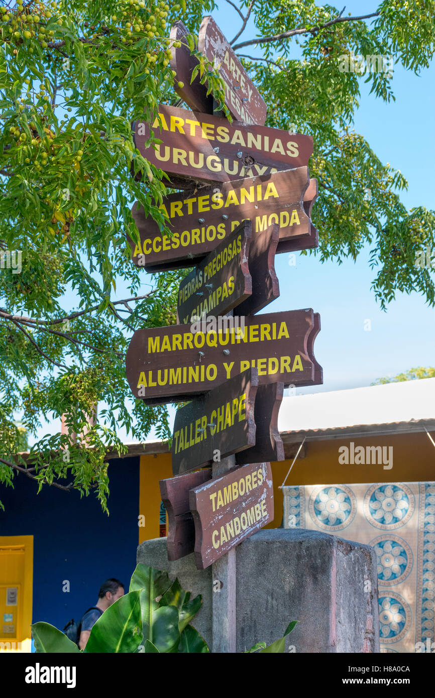 Confusione e i caratteristici segnali direzionali nel mezzo del marketplace in Colonia del Sacramento, Uruguay Foto Stock