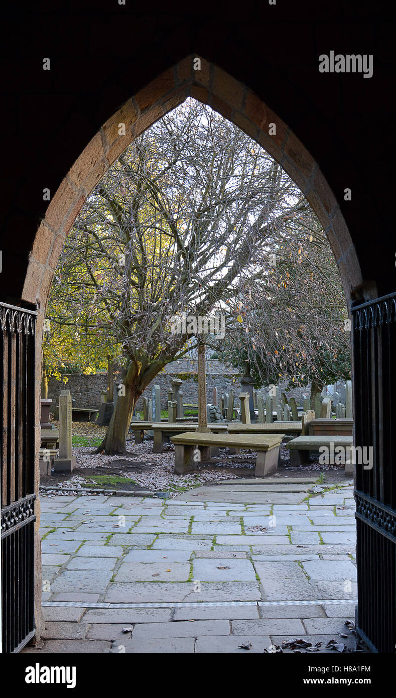 Tombe nel cimitero attraverso il gotico portale ad arco di San Machar's Cathedral, Aberdeen, Scozia Foto Stock