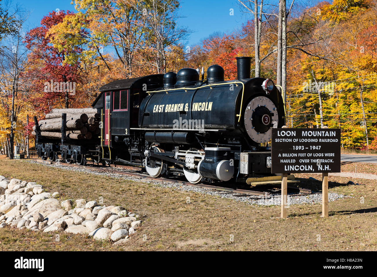 Registrazione storica pietra miliare del treno a Loon Mountain, Lincoln, New Hampshire, Stati Uniti d'America. Foto Stock