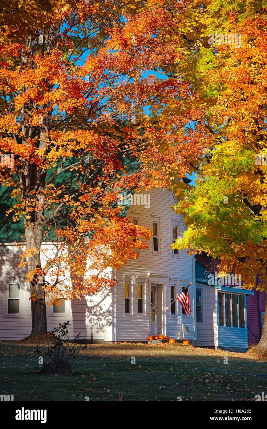 Incantevole casa colonica di autunno, New Hampshire, Stati Uniti d'America. Foto Stock