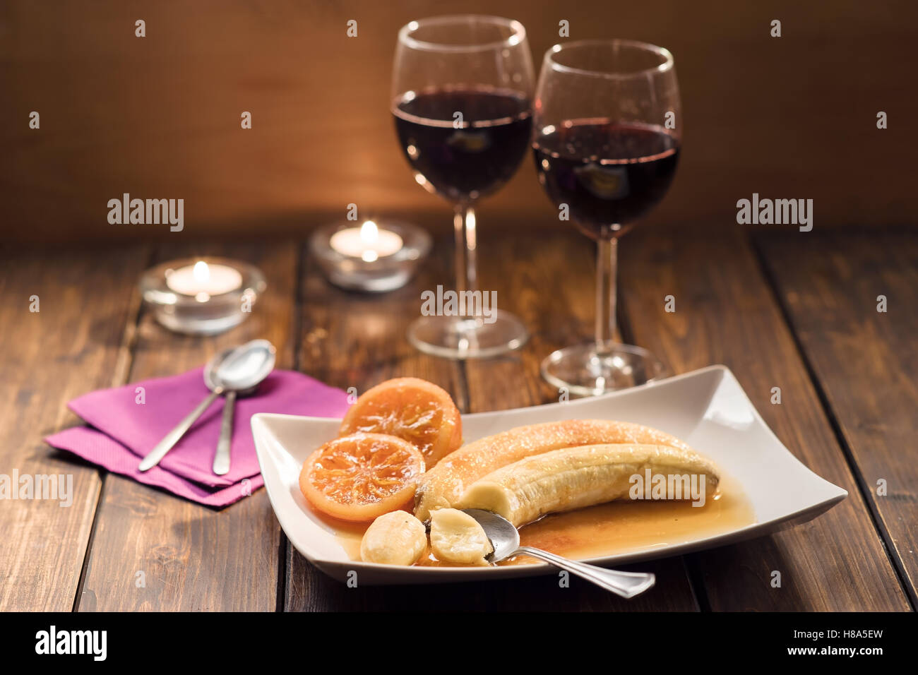 Romantico dessert e vino per due in stile rustico Foto Stock